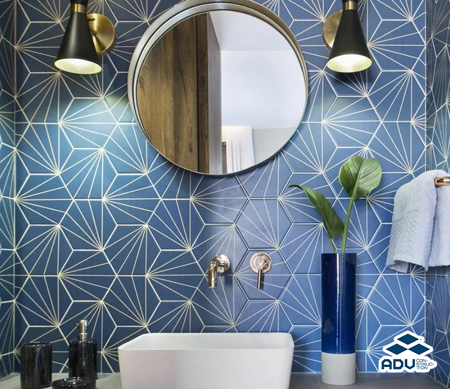 Decal dán tường màu xanh biển khiến không gian nhà tắm tràn ngập cảm hứng đại dương