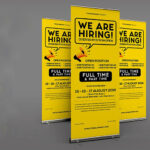 In Standee tuyển dụng Standee tuyển dụng được thiết kế với tông màu vàng – đen, thông điệp tuyển dụng nổi bật