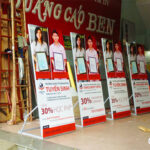 Standee tuyển sinh Vì là standee tuyển dụng cho nên quý khách nên lựa chọn những kiểu chữ mang tính nghiêm túc, đơn giản, không quá cầu kỳ