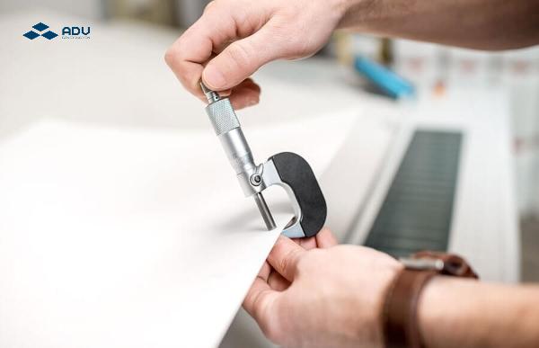 Sử dụng dụng cụ đo định lượng, độ dày giấy