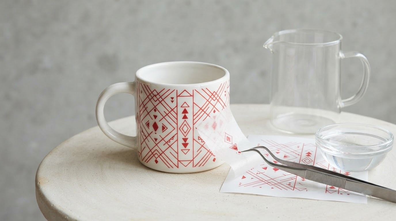 Màng decal trượt nước trang trí ly sứ cạnh tờ decal và bát nước